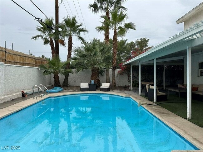 Building Photo - 2419 E Vegas Valley Dr