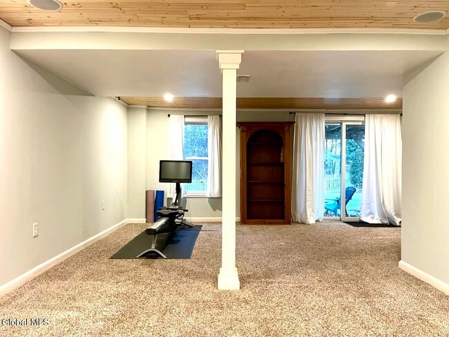 Building Photo - 8 Backstretch Ct