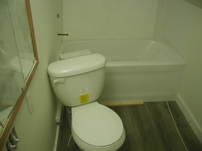 upper level bathroom - 241 E Ronning Ave