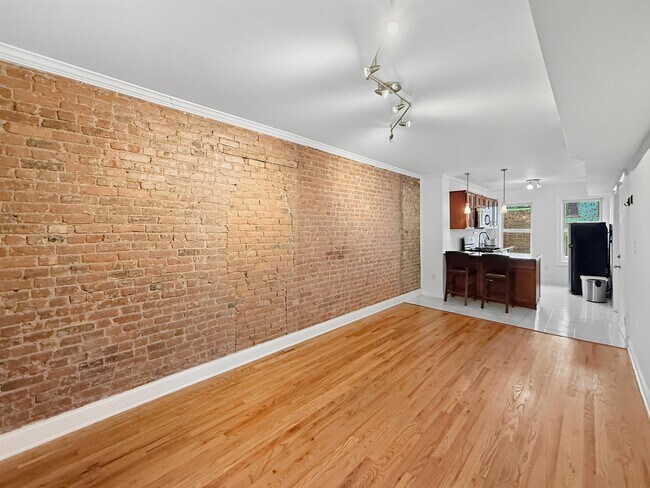 Building Photo - 204 6th St