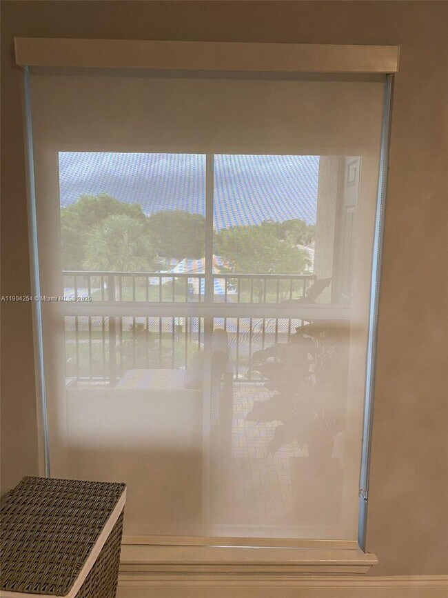 Building Photo - 833 Riverside Dr