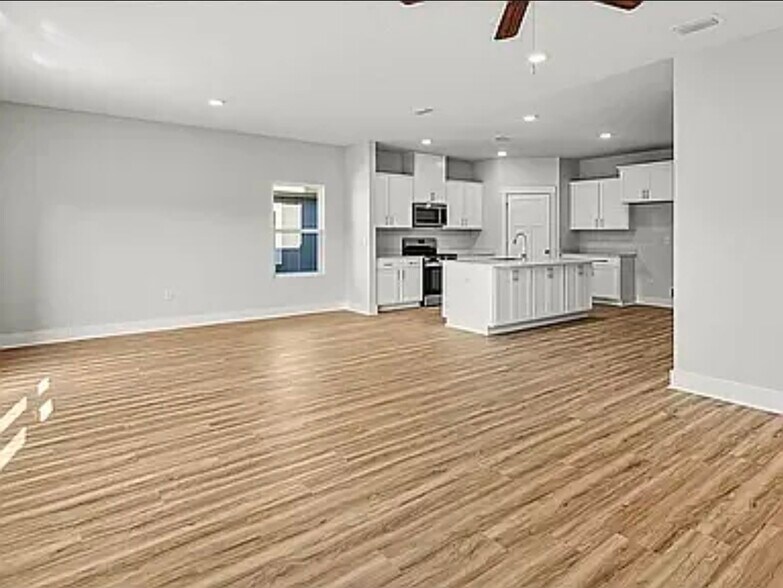Building Photo - 5583 Clarity St
