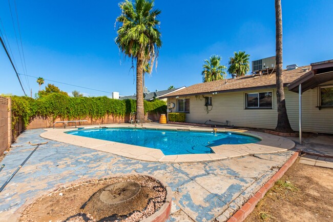 Building Photo - 4 BEDROOM, 2 BATH TEMPE HOME WITH SPACIOUS...