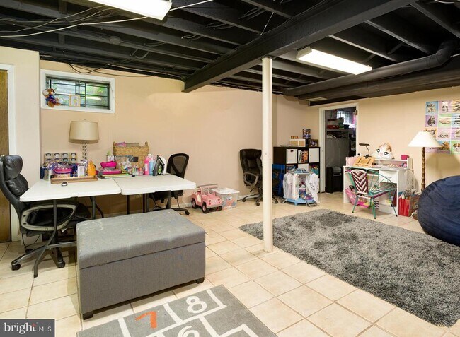 Building Photo - 880 Roscommon Rd
