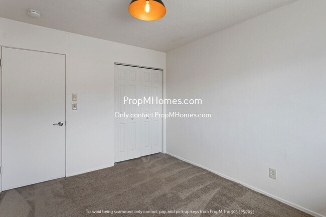 Building Photo - Move-In Special! Sleek 2BR in NE Portland ...