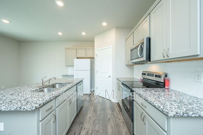 Building Photo - 425 SE Willow Run Ln