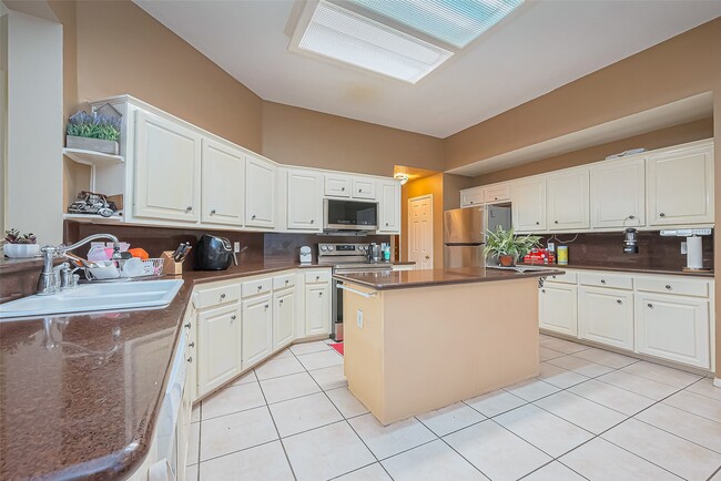 Building Photo - 10323 Emerald Pine Dr