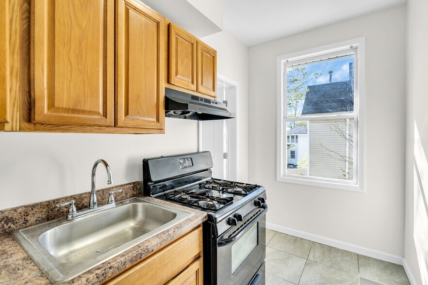 Building Photo - 478 Bath Ave