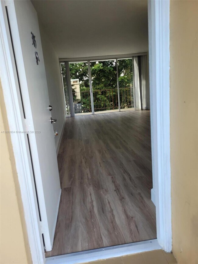 Building Photo - 8860 Fontainebleau Blvd