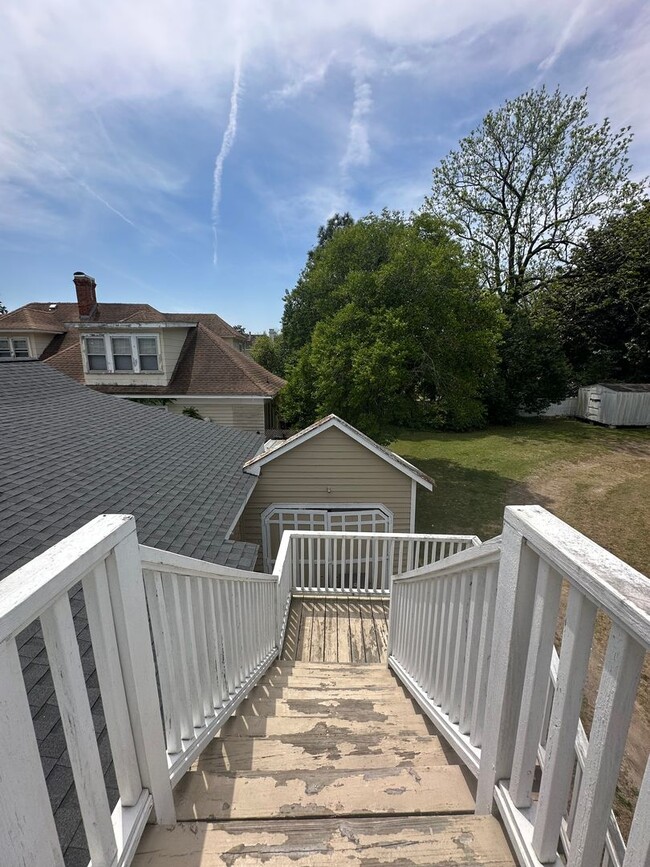 Building Photo - 2 Bed 1 Bath Apartment with Historic Charm