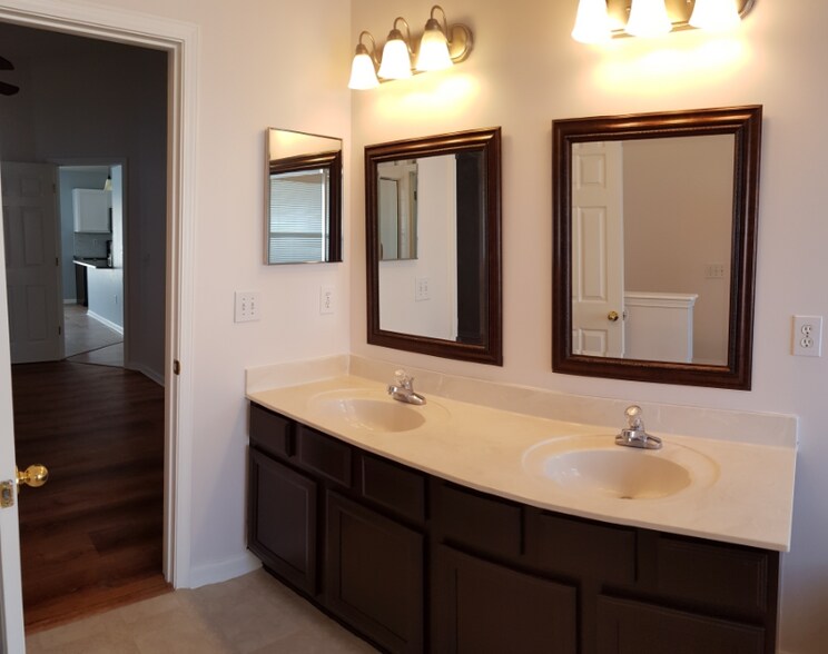 Building Photo - 810 S Lilac Loop