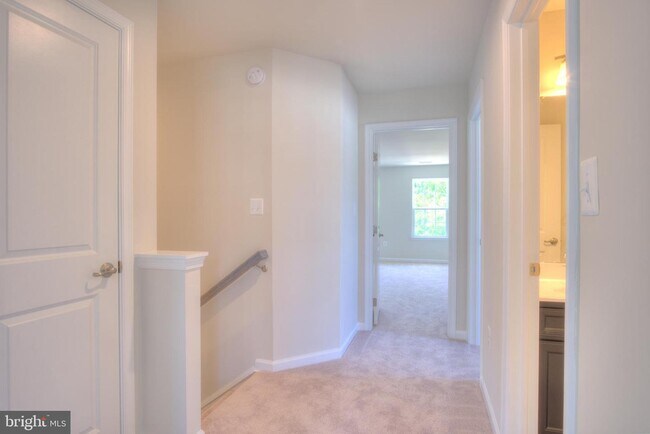 Building Photo - 2506 EMBER Ln