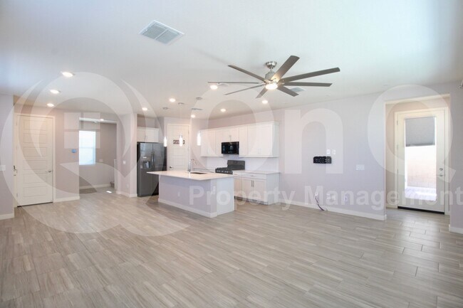 Building Photo - 678 N Bay Dr