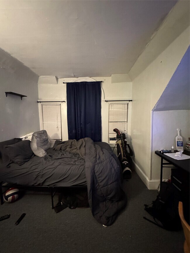 Building Photo - 121 Oak St