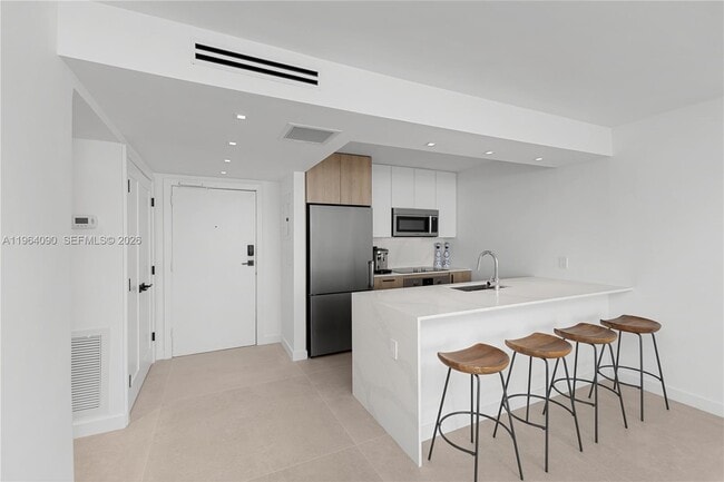 Building Photo - 345 Ocean Dr