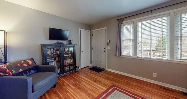 Building Photo - Available early Jan! 3bd/2bth w/fenced yard