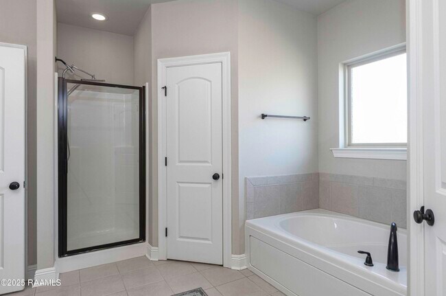 Building Photo - 135 Maddox Jude Dr