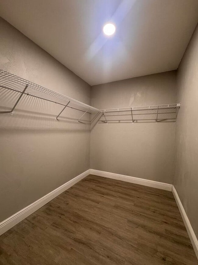 Building Photo - 3/2 with Bonus Room in South Daytona