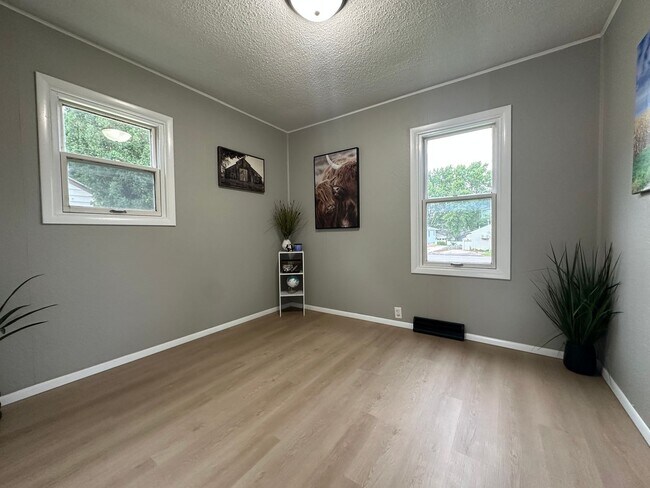 Building Photo - Renovated 2 bed, 1 bath home for rent in W...