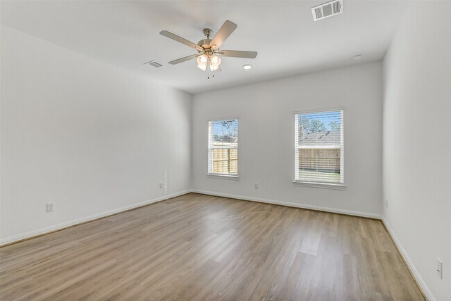 Building Photo - 13610 Pine Dr