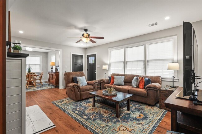 Building Photo - Short Term Only