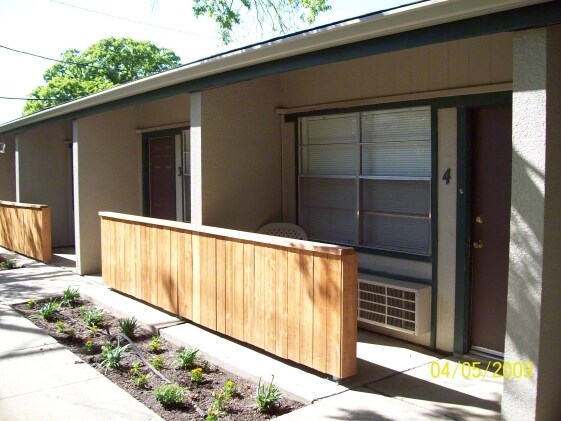 Building Photo - 406 N Oak St