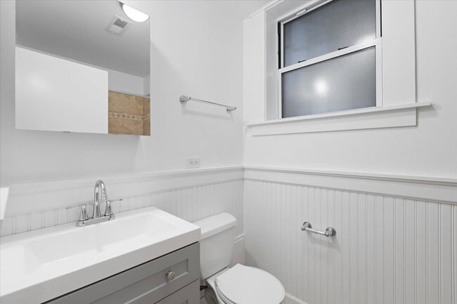 Building Photo - 6750 N Greenview Ave