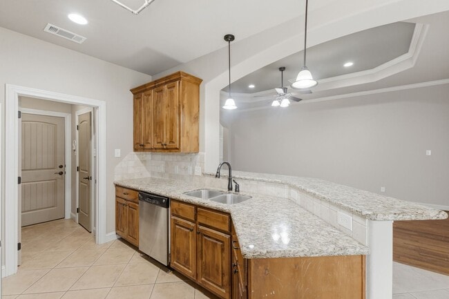 Building Photo - Spacious 3 Bed, 2 Bath House in Edelweiss Gartens Available Now!