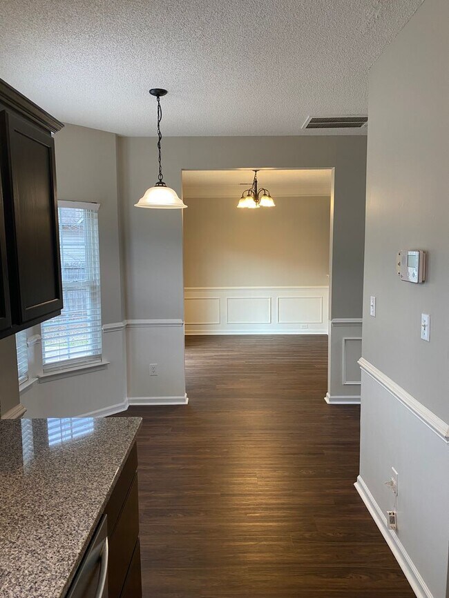 Building Photo - You can't miss this DEAL!