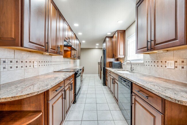 Building Photo - UPDATED 2-BEDROOM TOWNHOME IN MIDTOWN