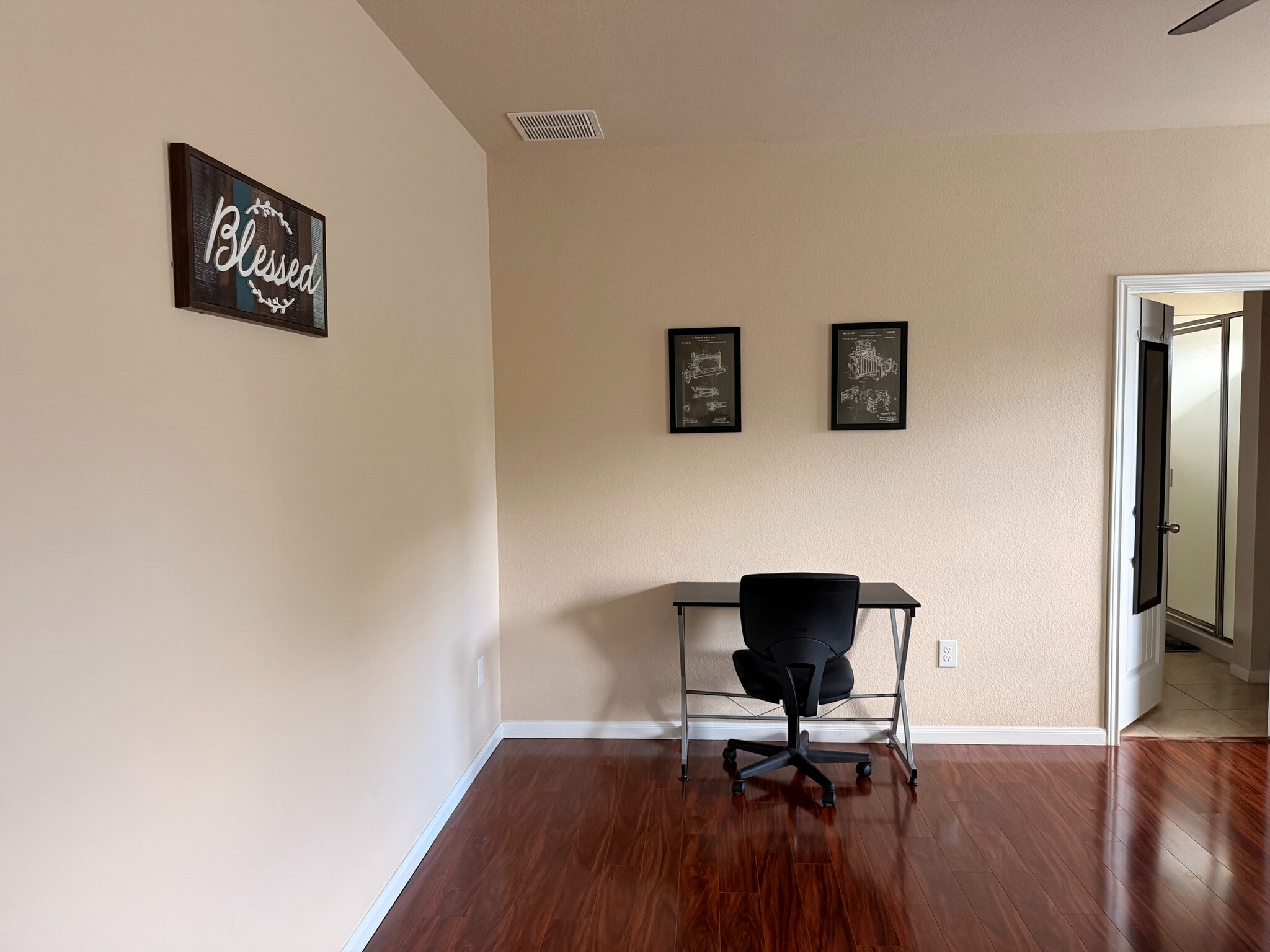 Building Photo - Room in Single Family Home on Bettylou Ln