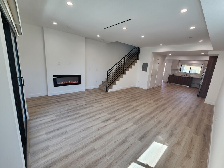 Building Photo - 6061 Fulton Ave