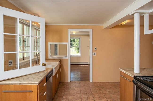 Building Photo - 332 Quaker Hill Rd