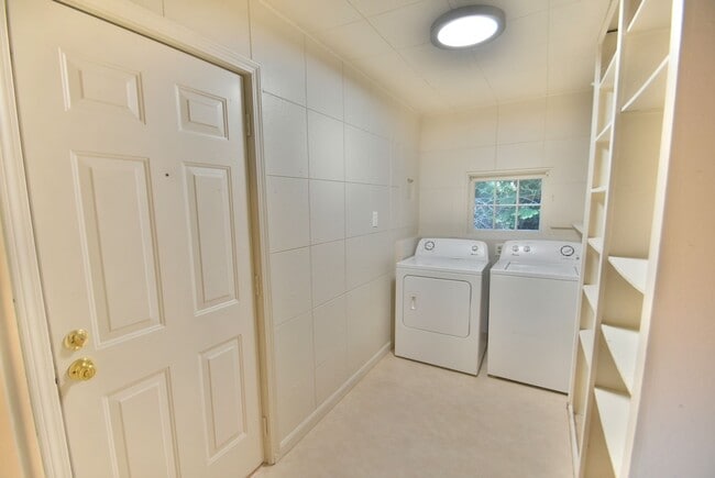 Building Photo - 2Bd/1Ba Lake Forest Park Home