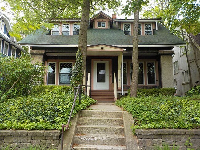Building Photo - Available 6/1/25 Charming Two Story Single...