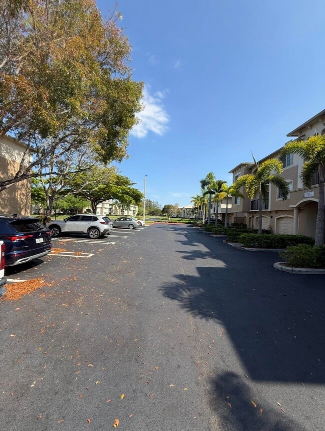 Building Photo - 100 Crestwood Ct N