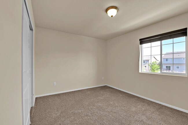 Building Photo - Move-In Ready Townhome with Luxury Finishe...