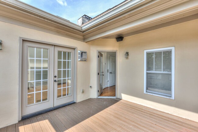 Building Photo - Perfect Brownstone in Sylvan Park near West End