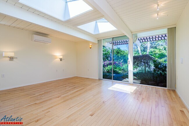 Building Photo - Gorgeous Eichler Home | Desirable Location