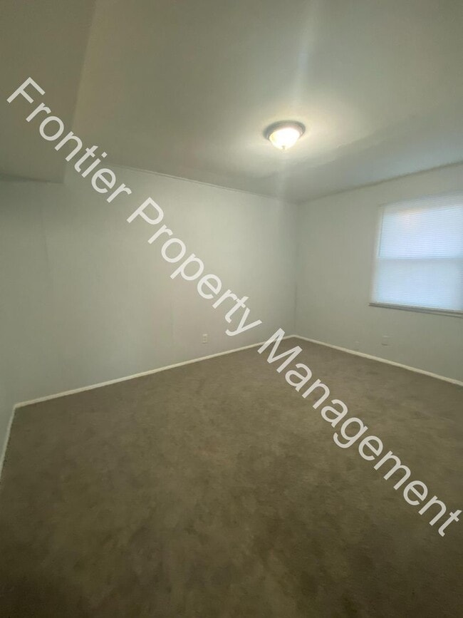 Building Photo - Great 3-bedroom home ready for move in!! A...