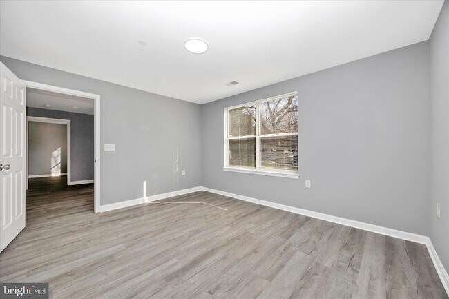 Building Photo - 10001 Vanderbilt Cir