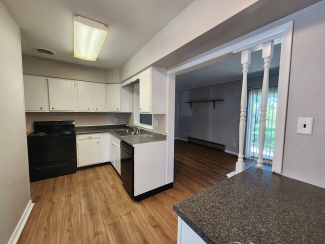 Building Photo - Charming Large 3 Bedroom Home in a Great N...