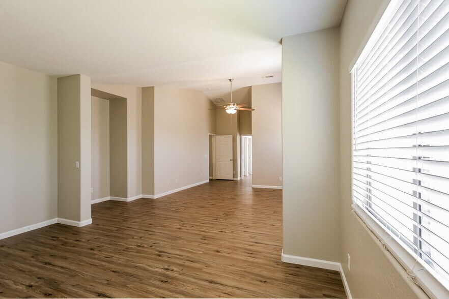 Building Photo - 13311 W Stella Ln
