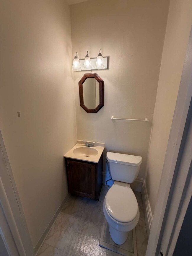 Building Photo - * Generously Sized 3-bedroom, 1.5 Bath in LeRoy Available Now! *