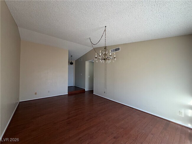 Building Photo - 1560 Elaine Dr