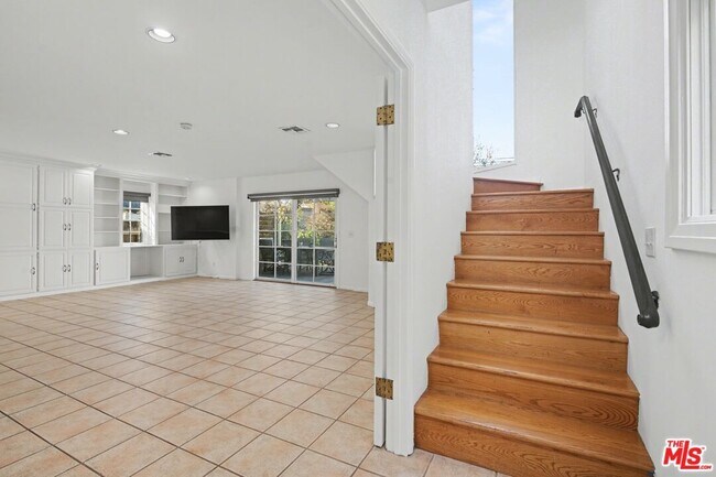 Building Photo - 10543 Almayo Ave