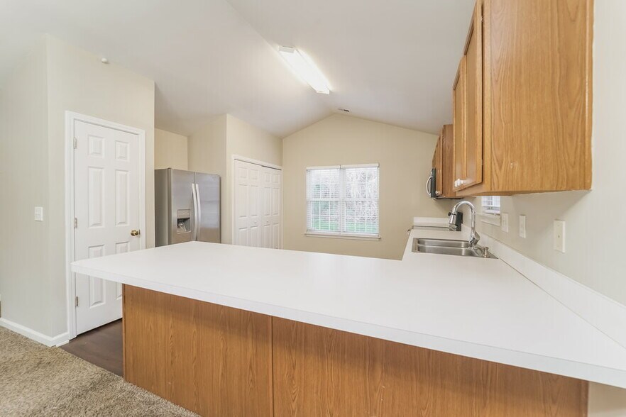 Building Photo - 785 Sir Raleigh Dr