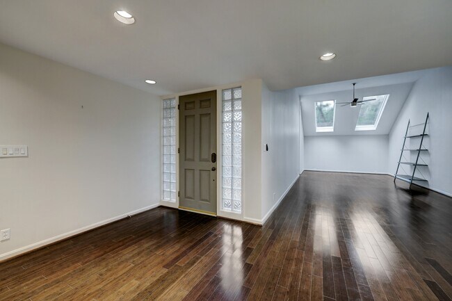 Building Photo - 2923 Bissonnet St