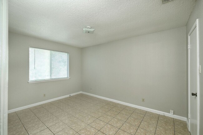 Building Photo - 6904 Deep Cir