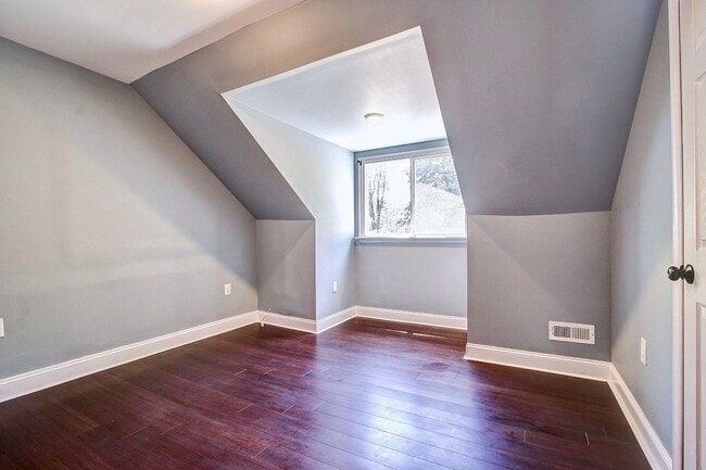 Building Photo - Gorgeous 5 BED + 3.5 Ba in Main House, 1 + 1 in BSMT, 1 + 1 above garage  in the Heart of Downtow...